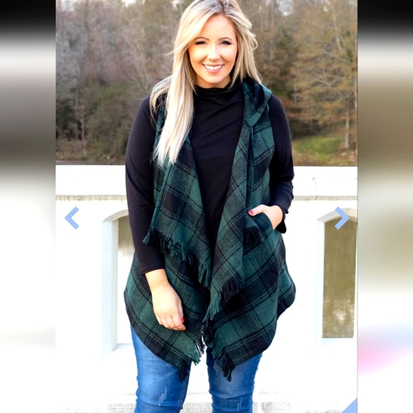 Altar'd State Sweaters - Altar'd state green/black vest with hoodie sz M